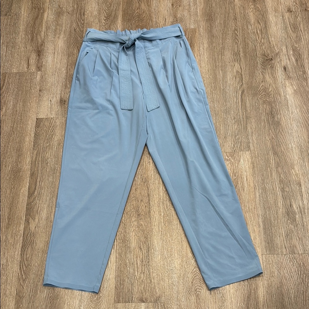 Athleta Skyline Feather Weight Belted Pant. Size 8. - Picture 2 of 10